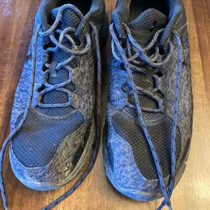 Mens Under Armour tennis shoe size 10.5